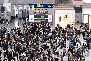 Cảm giác không khí này! Rất nhiều người hâm mộ Trung Quốc ở sân bay hô to tên C La!